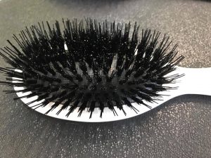 Hairbrush for hair extensions