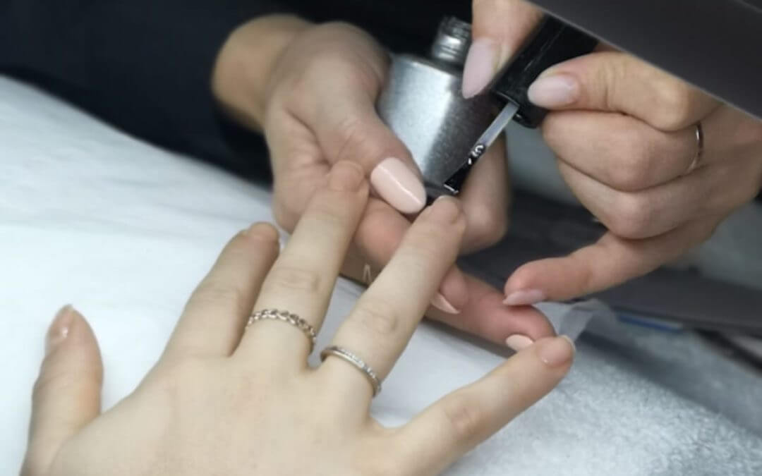 Why we don’t soak your hands before a shellac / gel polish / nail polish manicure